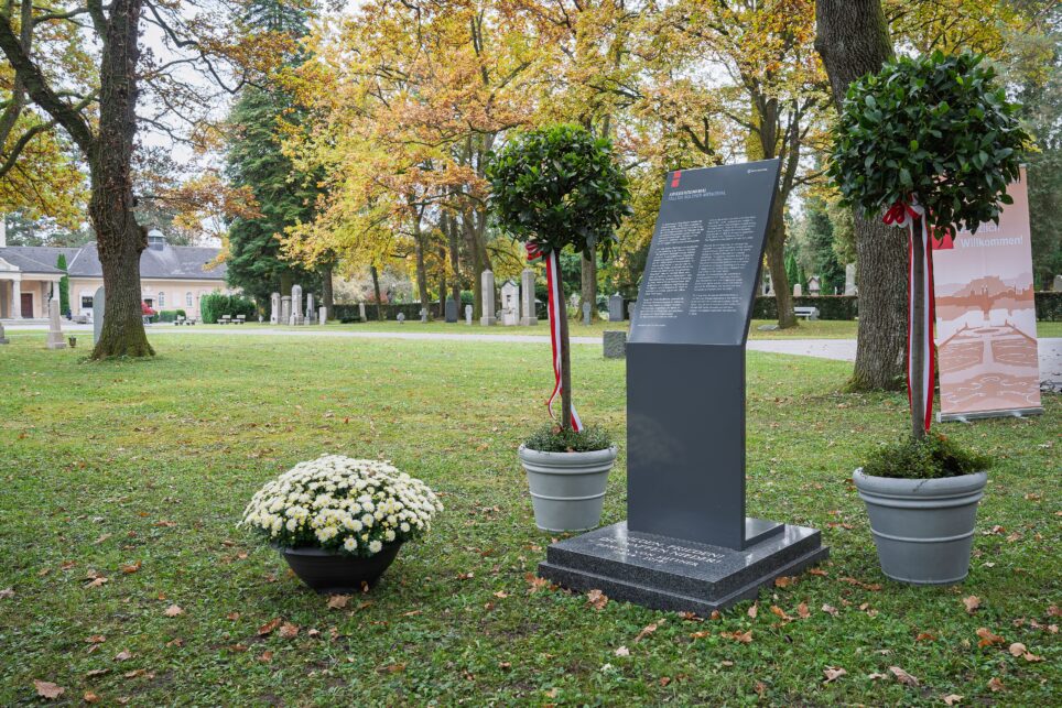 Seit 2025: Neues Infopult am Salzburger Kommunalfriedhof erkl&auml;rt Geschichte des Kriegerdenkmals.