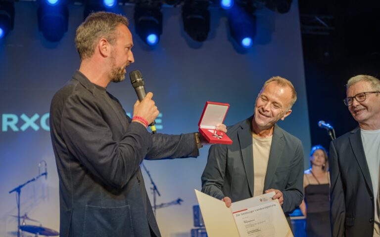 Kulturlandesrat Stefan Schn&ouml;ll von der &Ouml;VP, Bernhard Auinger und Wolfgang Descho. Schn&ouml;ll &uuml;berreicht Descho das Verdienstzeichen des Landes Salzburg.