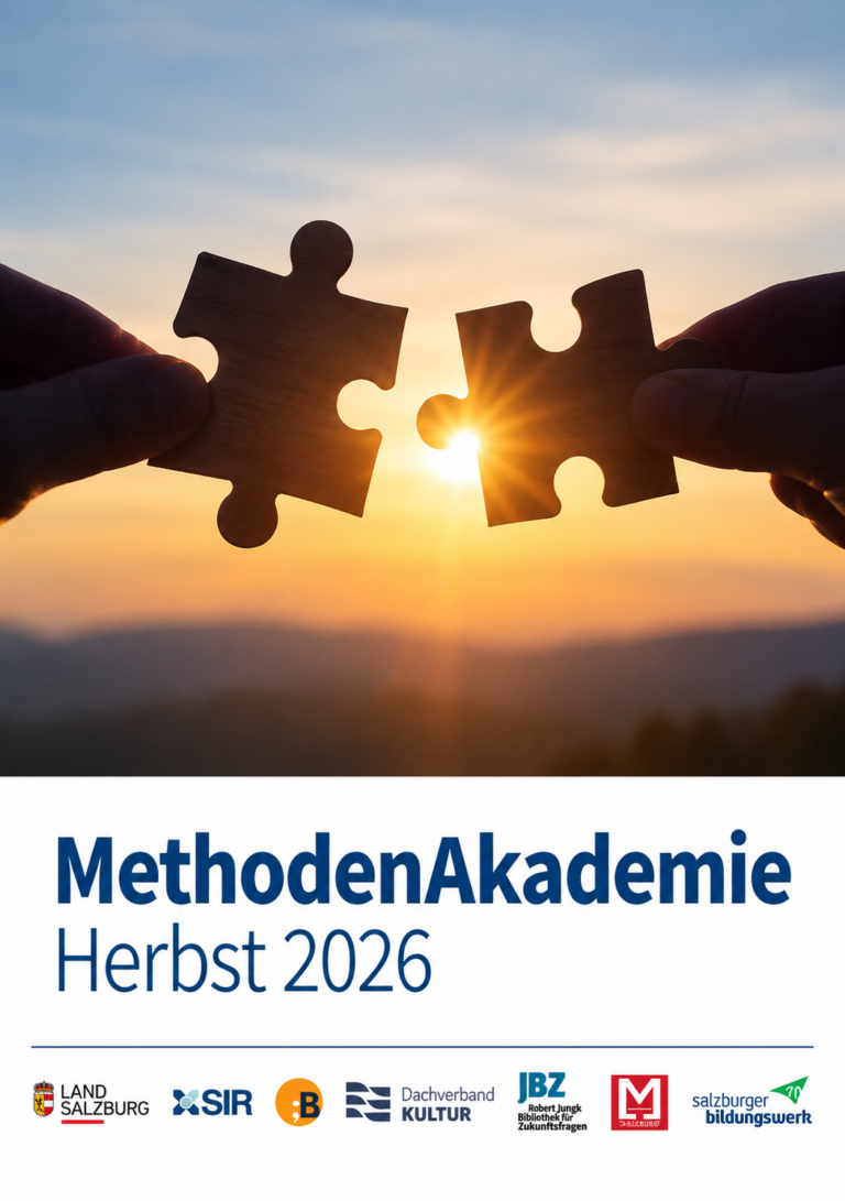 die Silhouetten zweier ineinanderpassender Puzzleteile - zwischen ihnen ein Sonnenuntergang