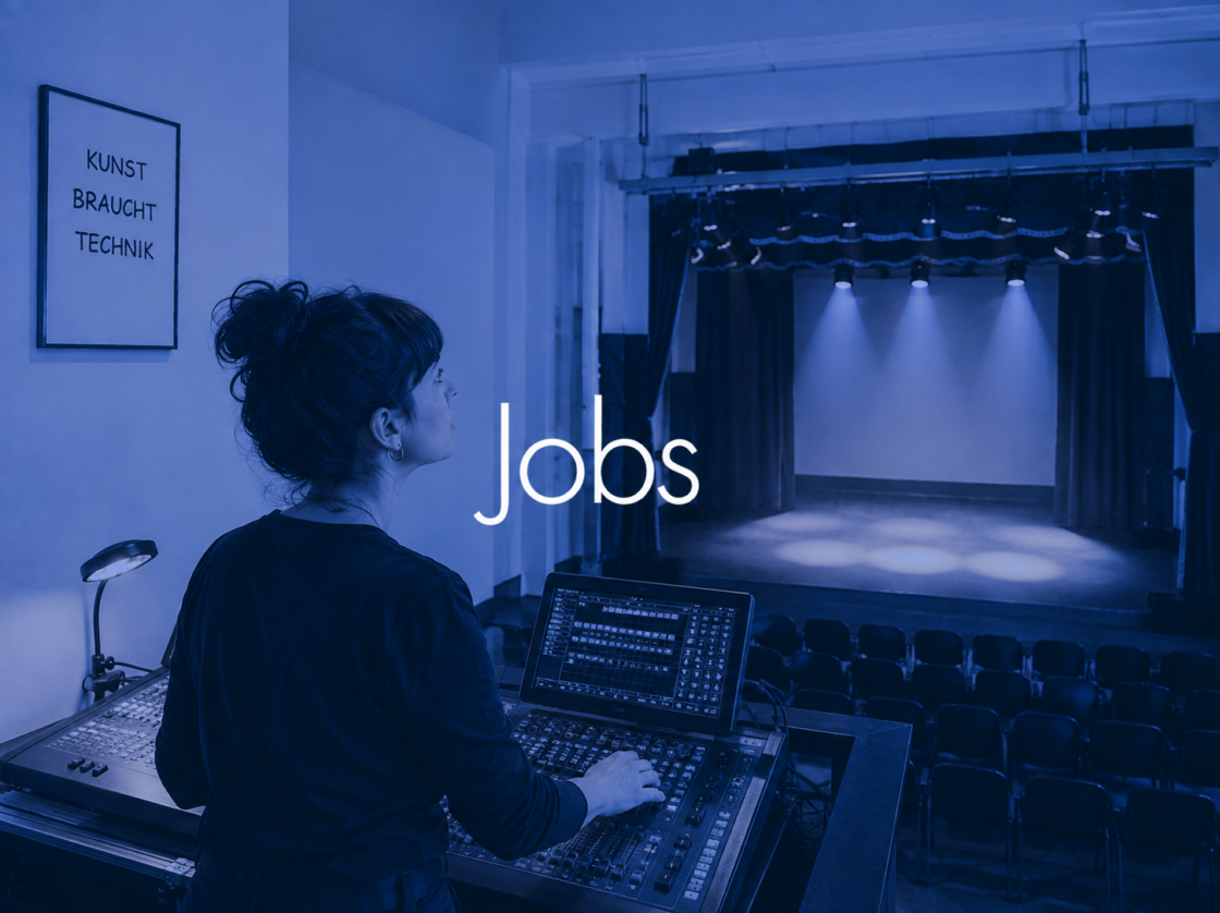 Sujet - Kulturjob Technikerin sitzt am Lichtmischpult in einem Leeren Theaterraum